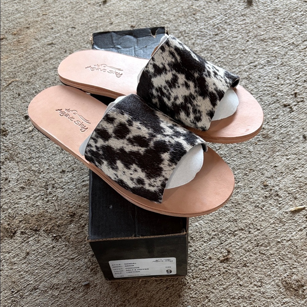 Handcrafted Cowhide Slide Sandals - Black & White